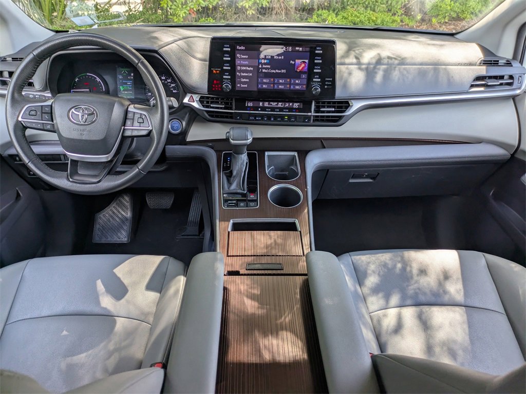 2023 Toyota Sienna XLE photo 17