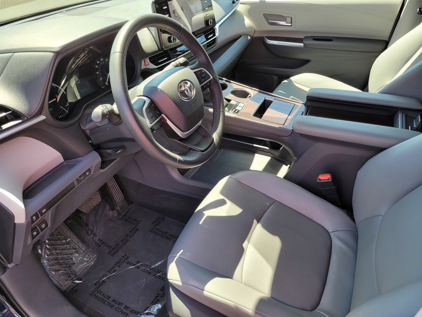 2023 Toyota Sienna XLE photo 14