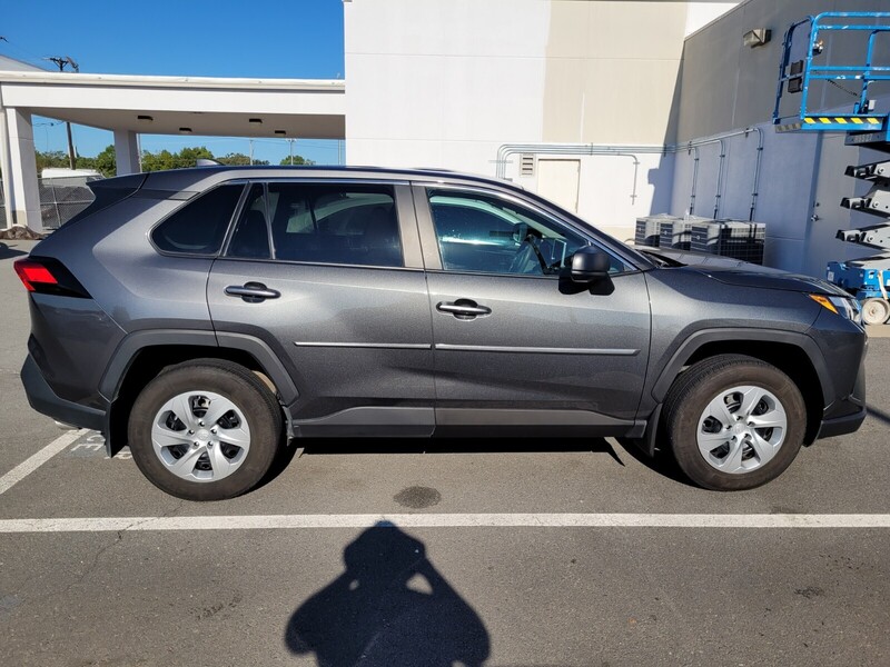2023 Toyota RAV4 LE photo 3
