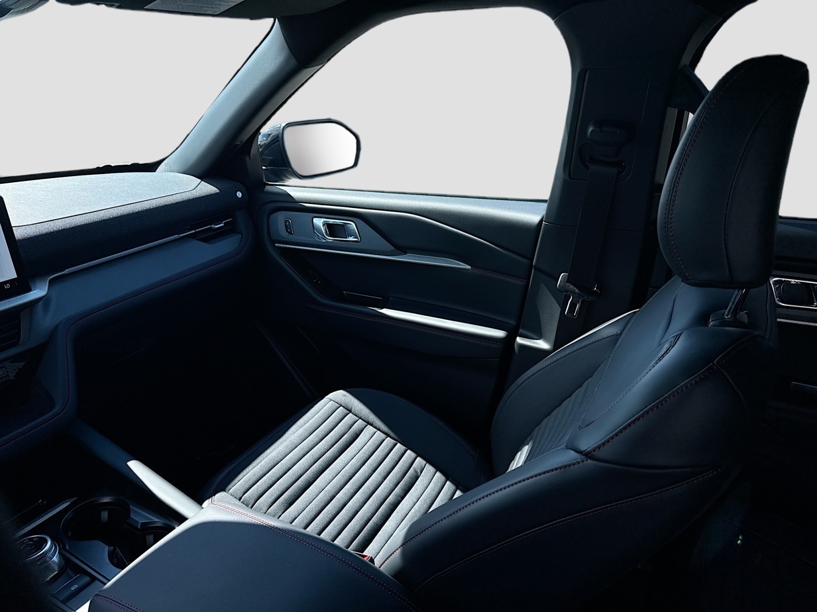 2025 Ford Explorer ST-Line photo 21