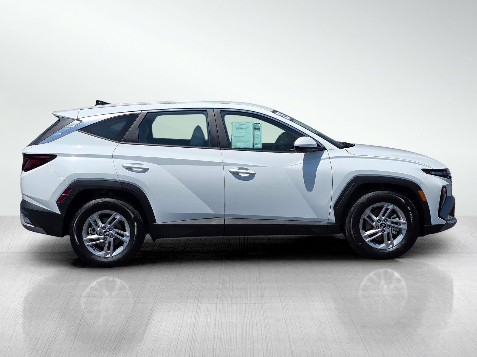 2025 Hyundai Tucson SE photo 3
