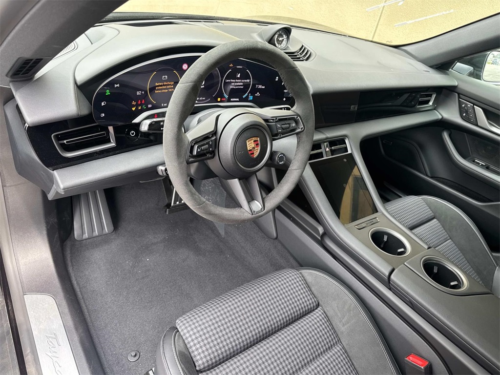 2025 Porsche Taycan photo 5