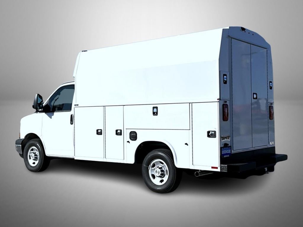 2025 Chevrolet Express Cutaway 3500 photo 3