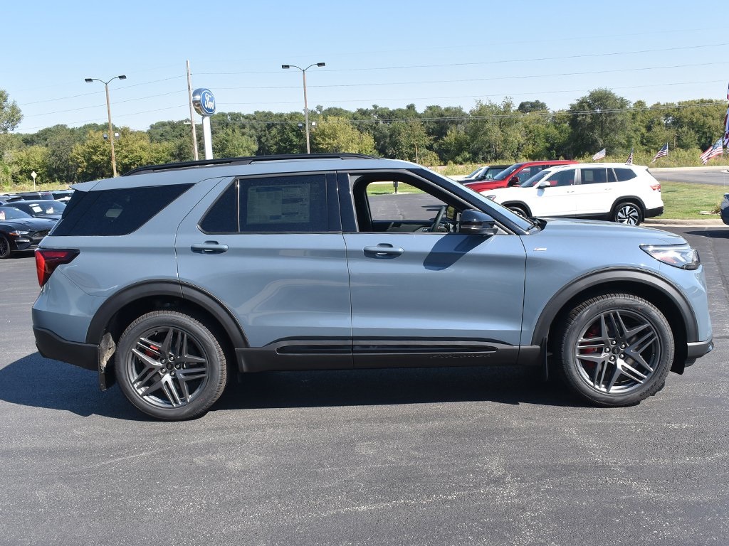 2025 Ford Explorer ST-Line photo 12