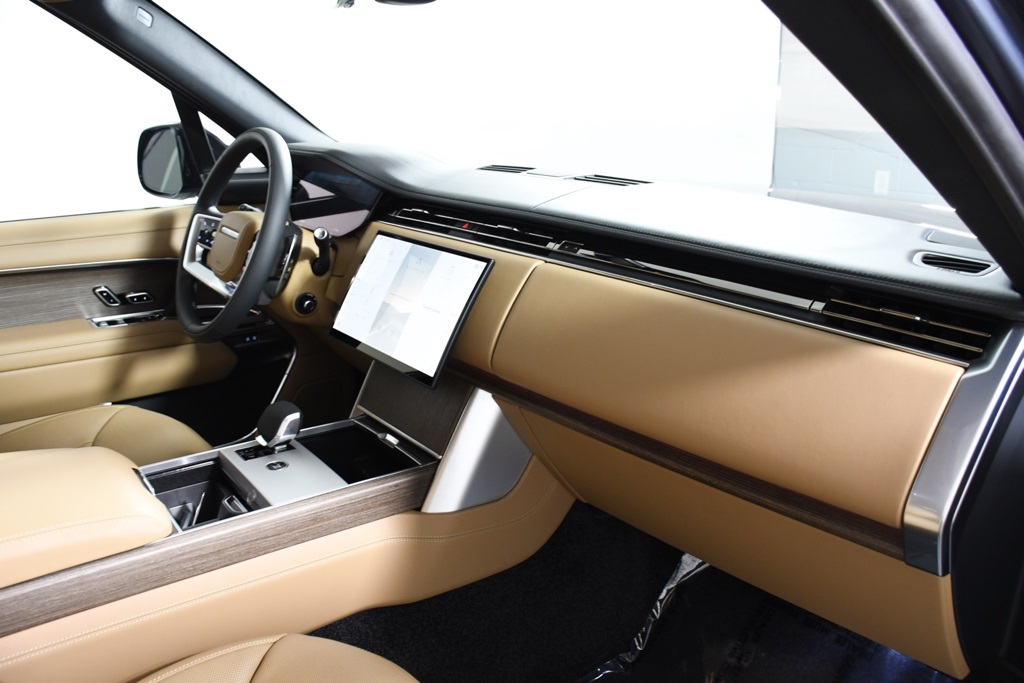 2025 Land Rover Range Rover SE photo 18