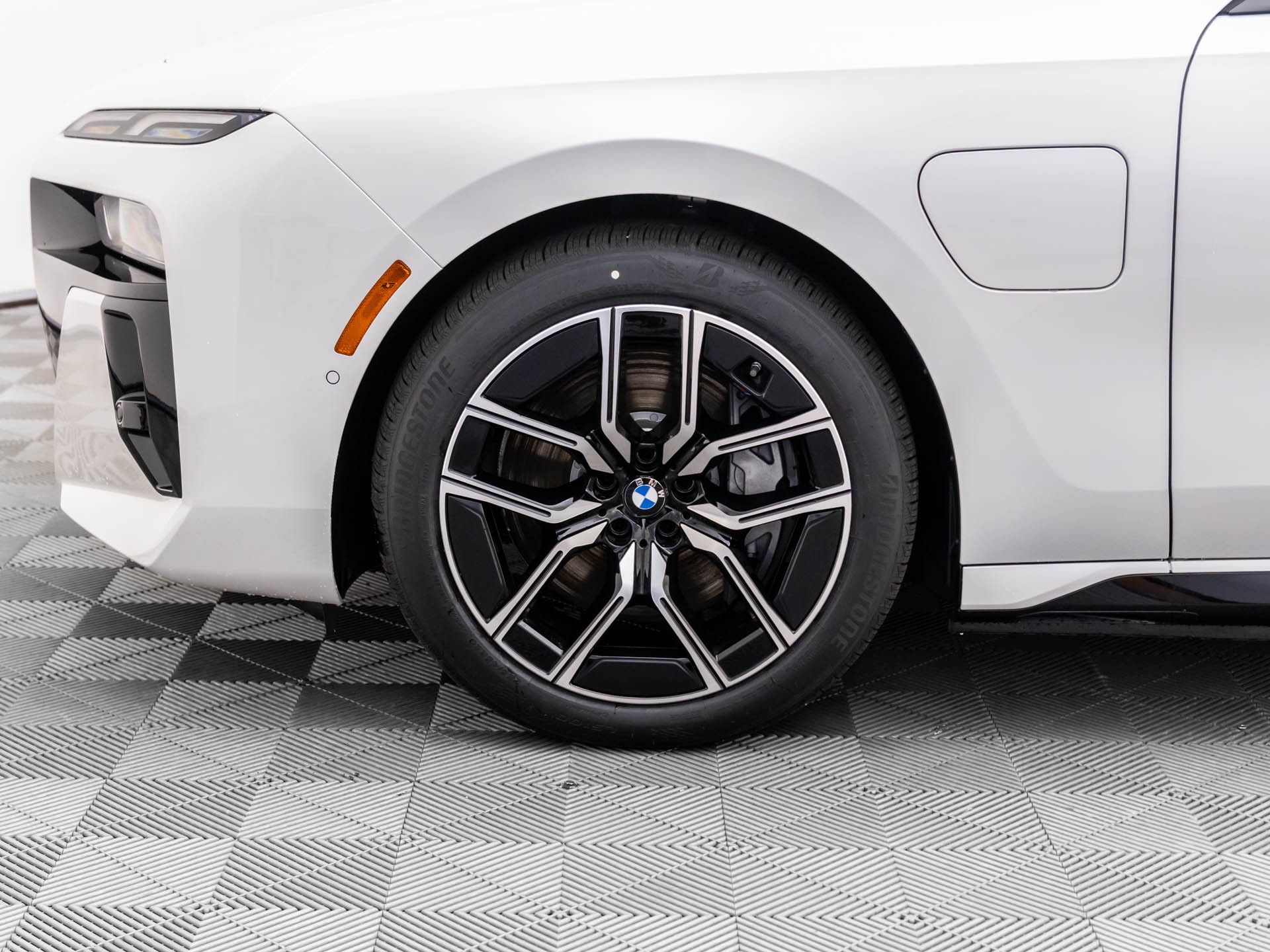 New 2025 Mineral White Metallic BMW 750e xDrive image 35