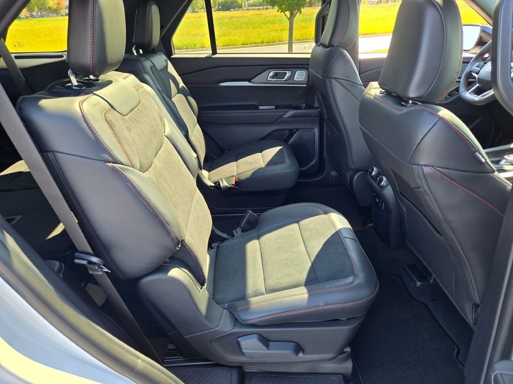 2025 Ford Explorer ST photo 9