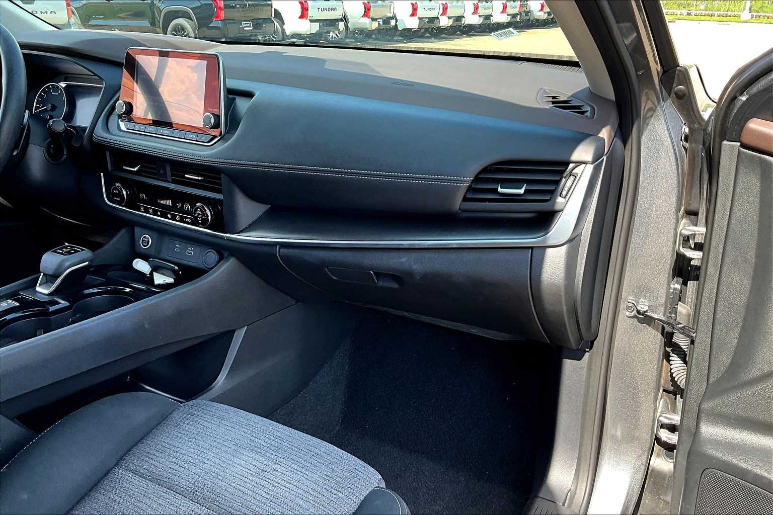 2023 Nissan Rogue SV photo 14