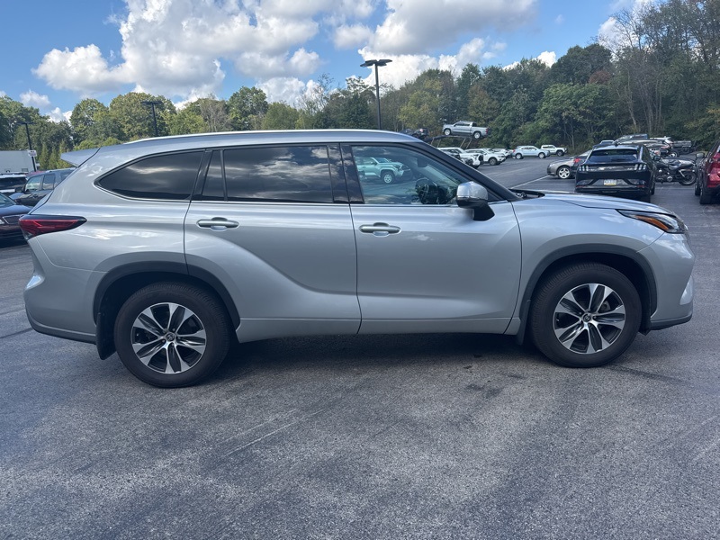 2021 Toyota Highlander XLE photo 2