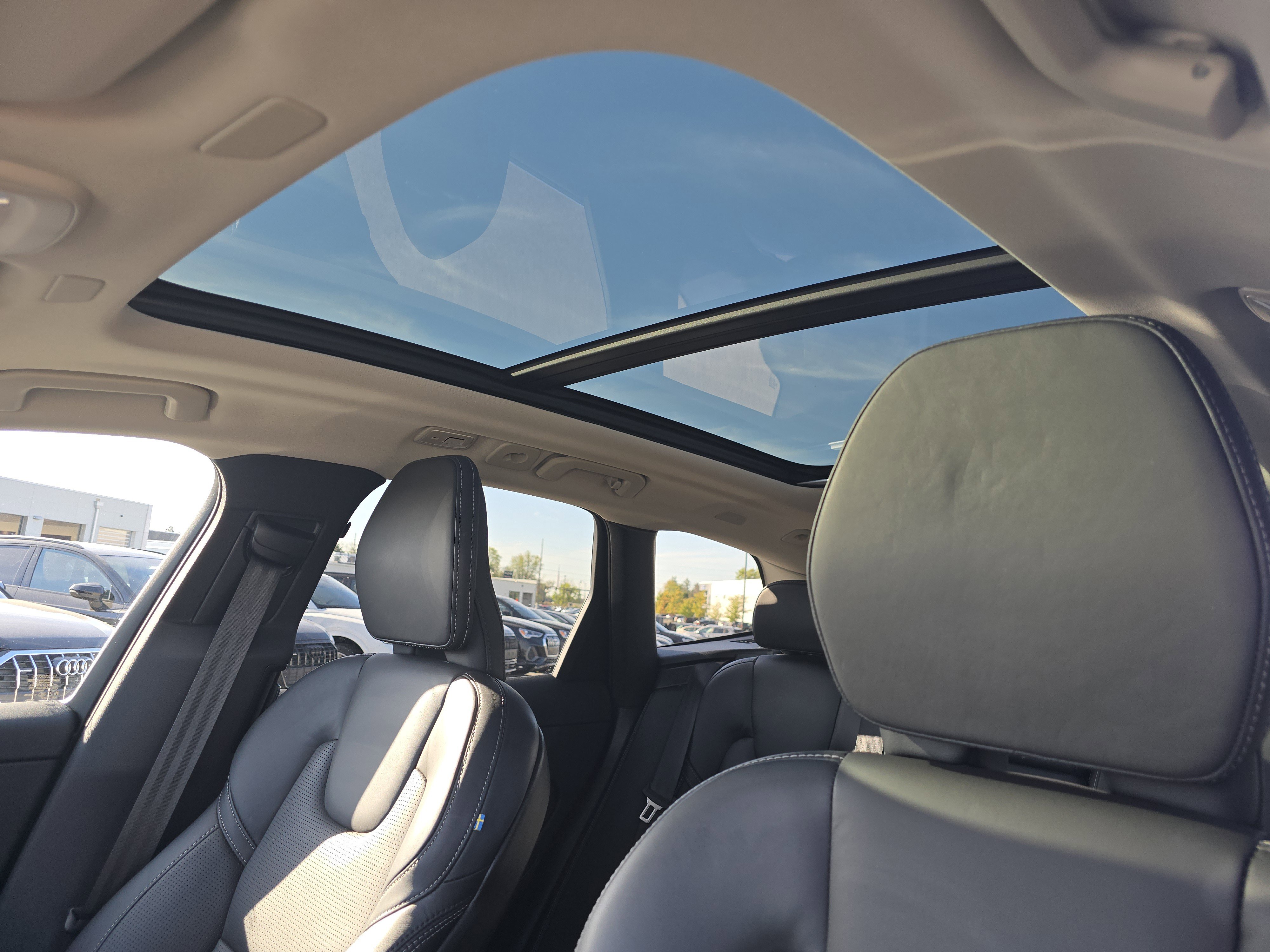 2022 Volvo XC60 Recharge Hybrid Inscription photo 4