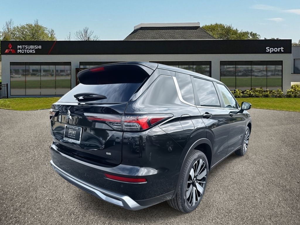 2025 Mitsubishi Outlander SE photo 3