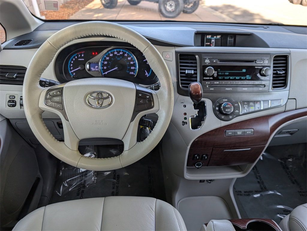 2014 Toyota Sienna XLE photo 15