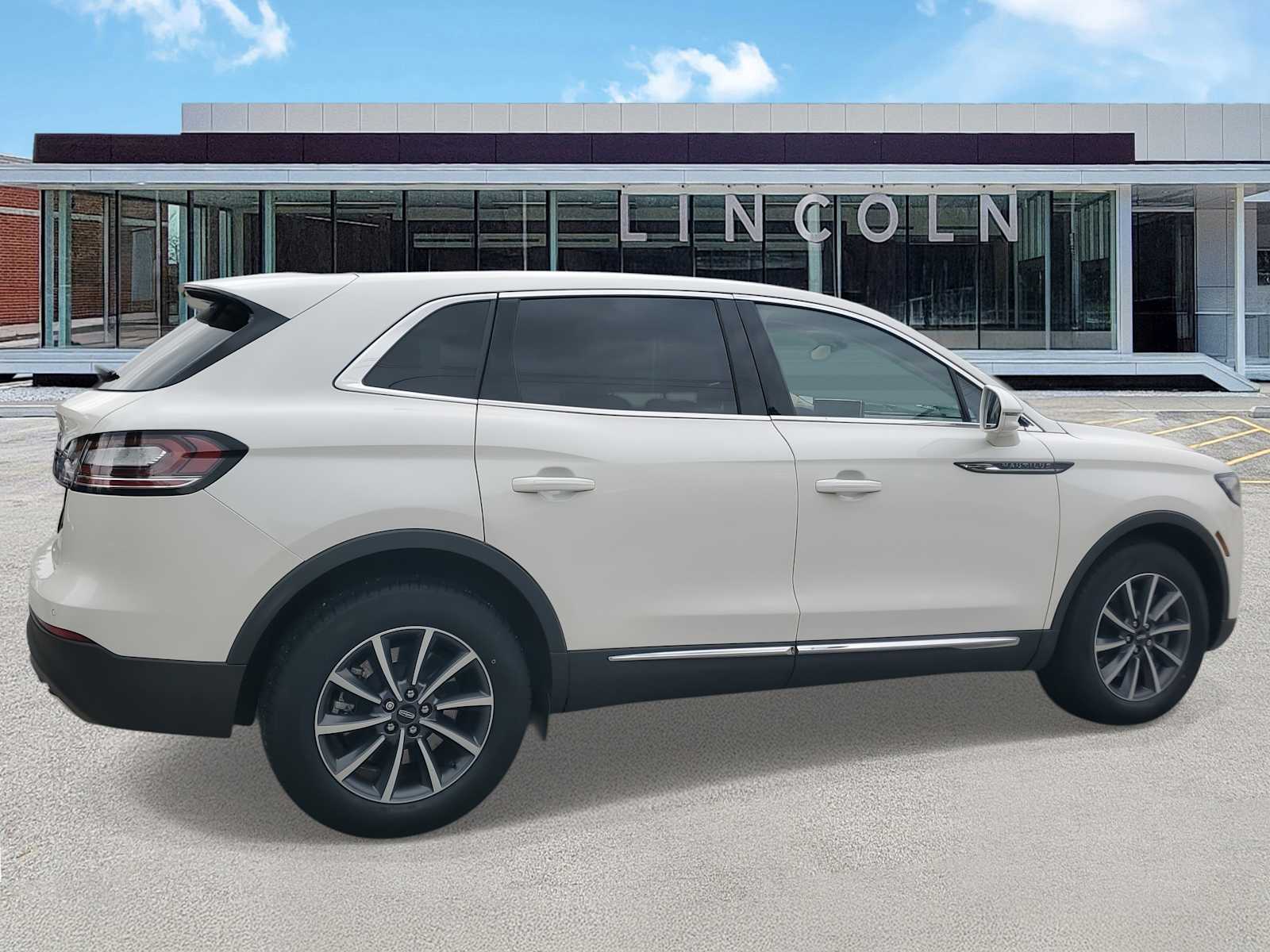 2022 Lincoln Nautilus Standard photo 3