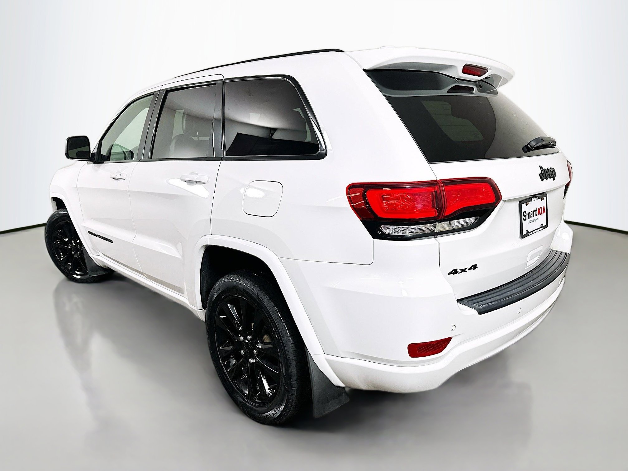 2021 Jeep Grand Cherokee Laredo X photo 2