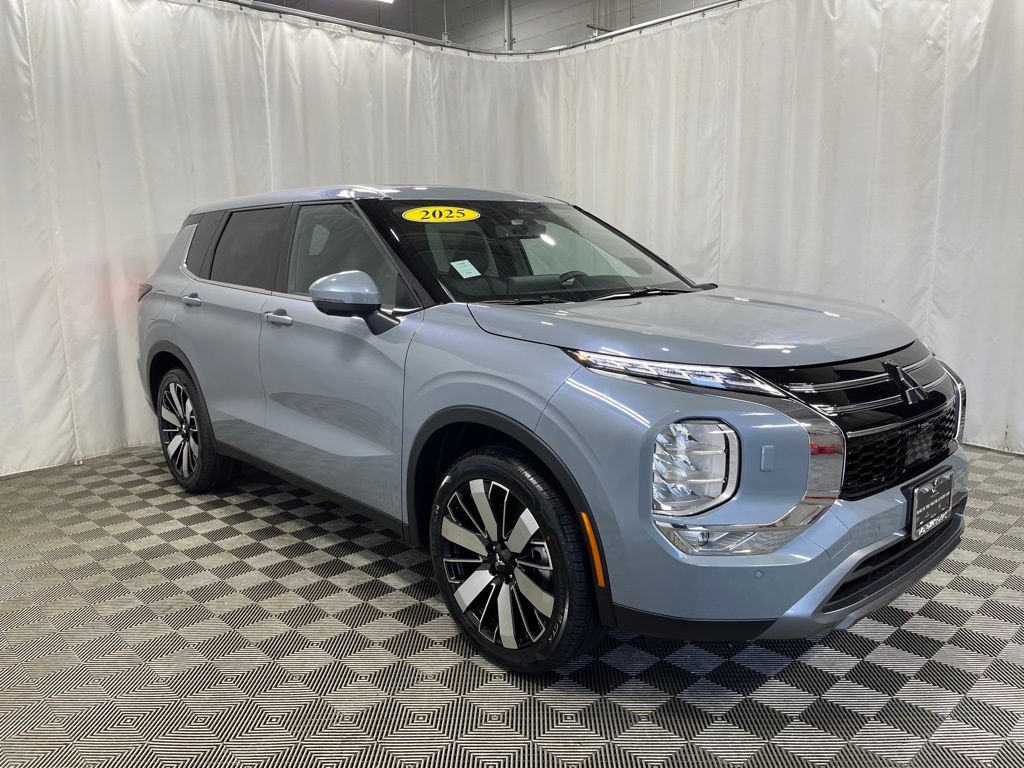 2025 Mitsubishi Outlander SE photo 2