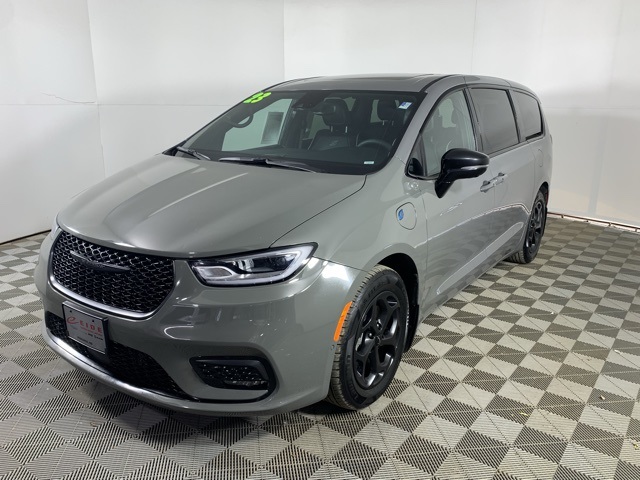 2023 Chrysler Pacifica Hybrid Limited photo 2