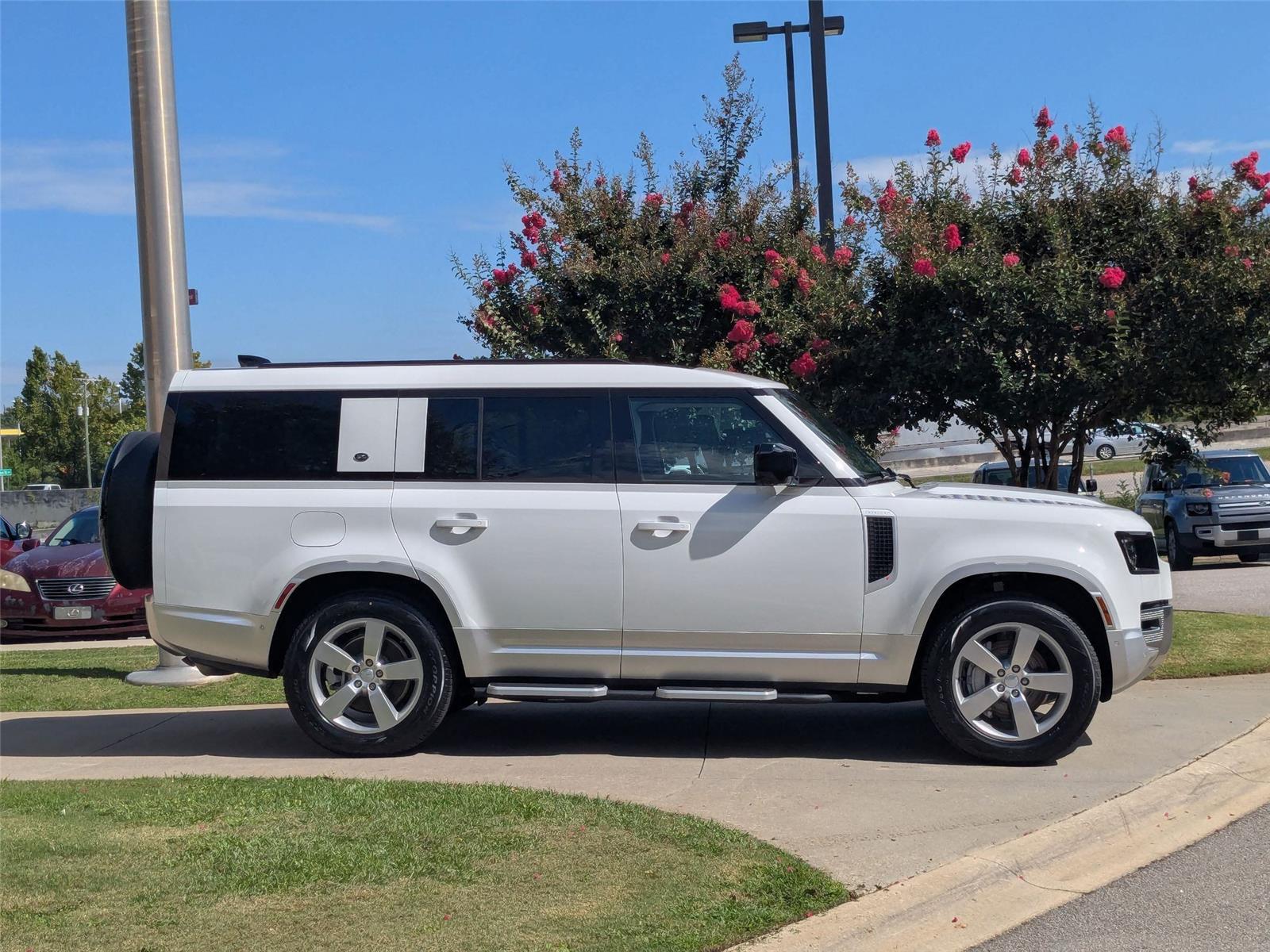 2023 Land Rover Defender 130 First Edition photo 4
