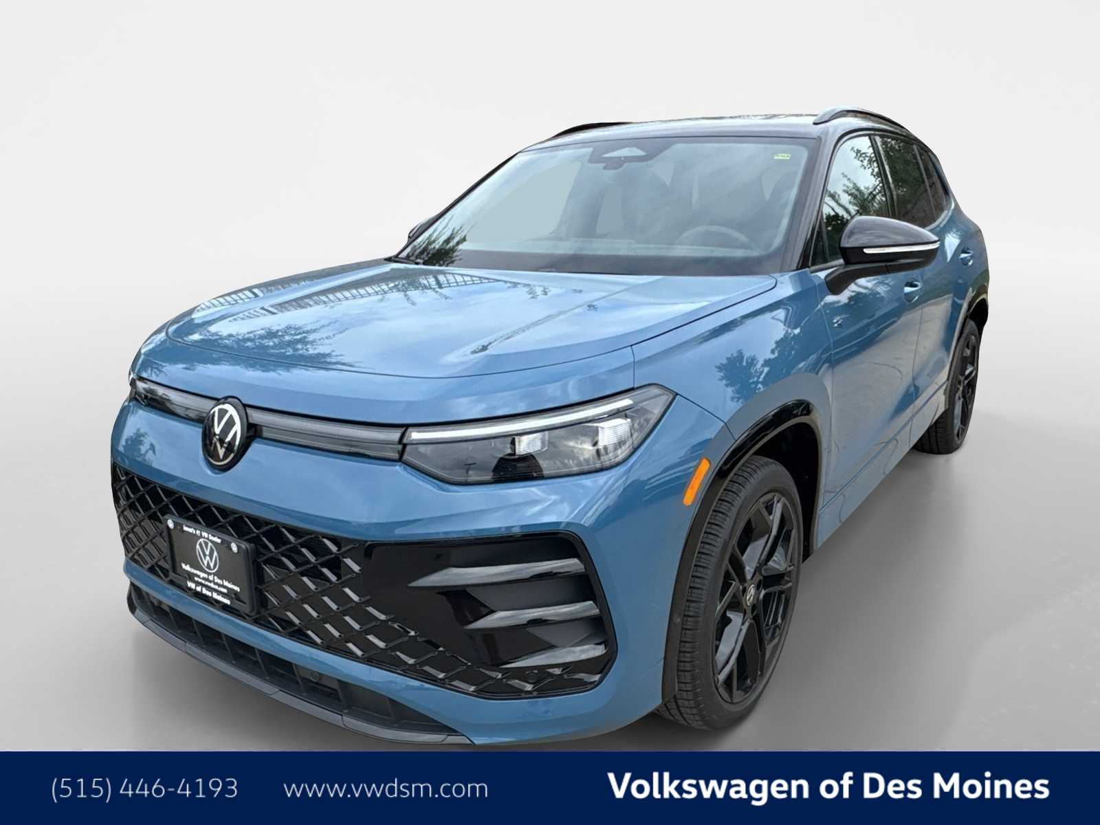 2025 Volkswagen Tiguan SE R-LINE BLACK's photo