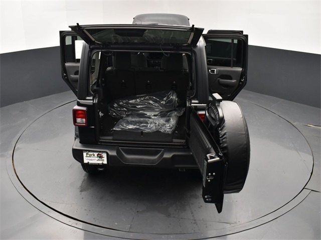 2025 Jeep Wrangler photo 28
