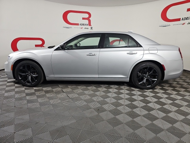 2023 Chrysler 300 Touring photo 2