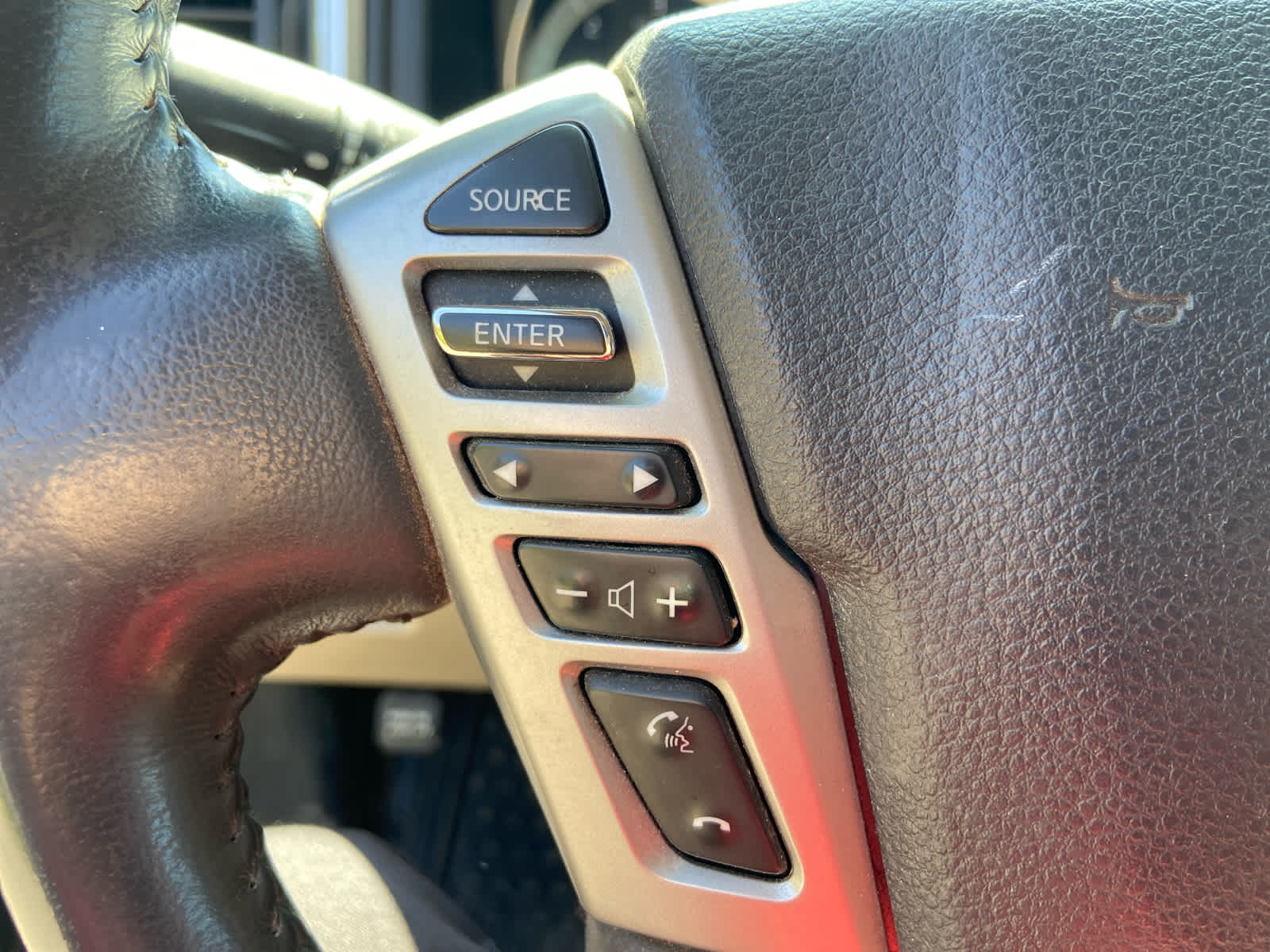 2017 Nissan Titan SV Crew Cab photo 17