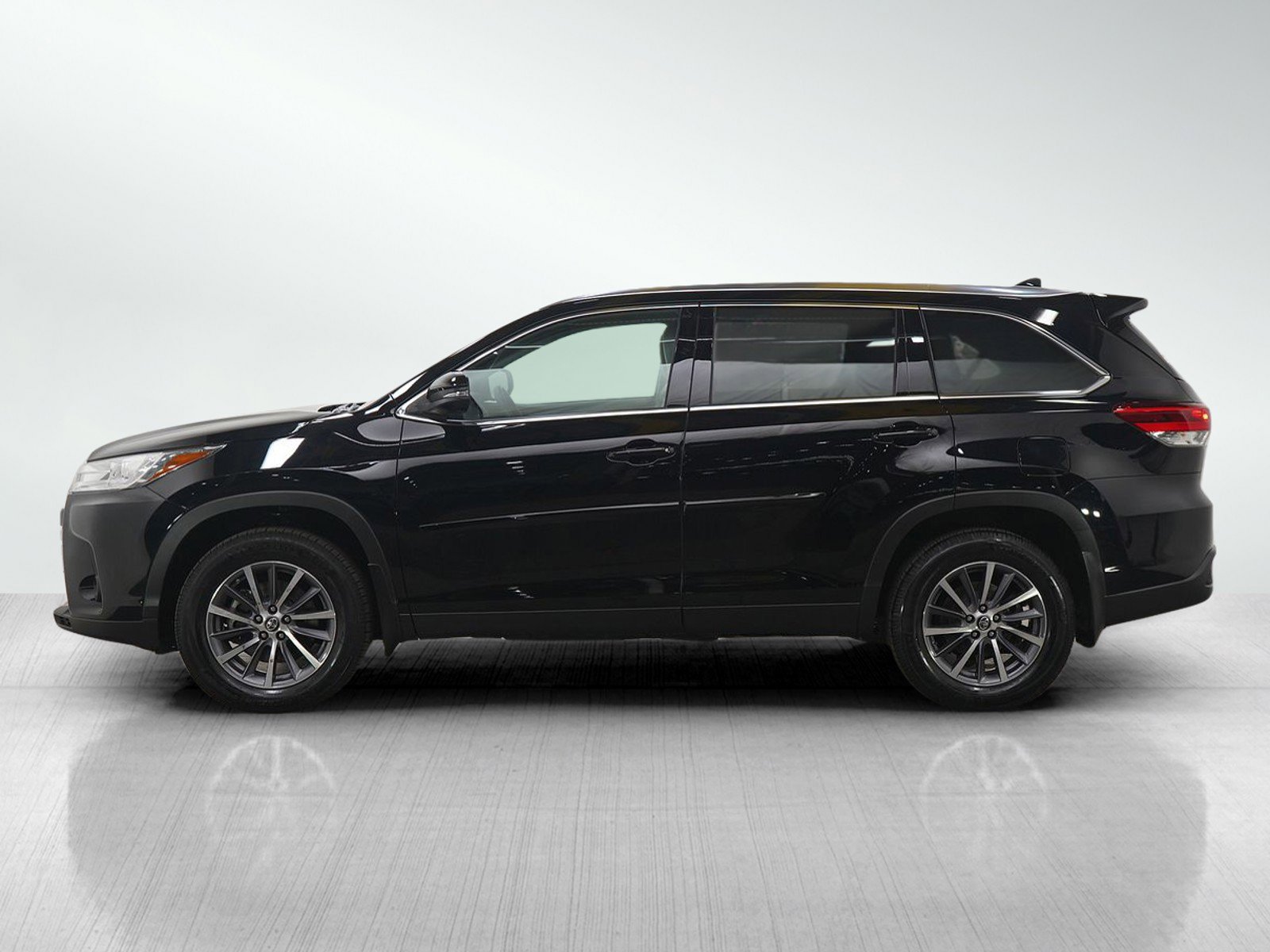 Used 2019 Toyota Highlander XLE with VIN 5TDJZRFH4KS567615 for sale in Burnsville, Minnesota