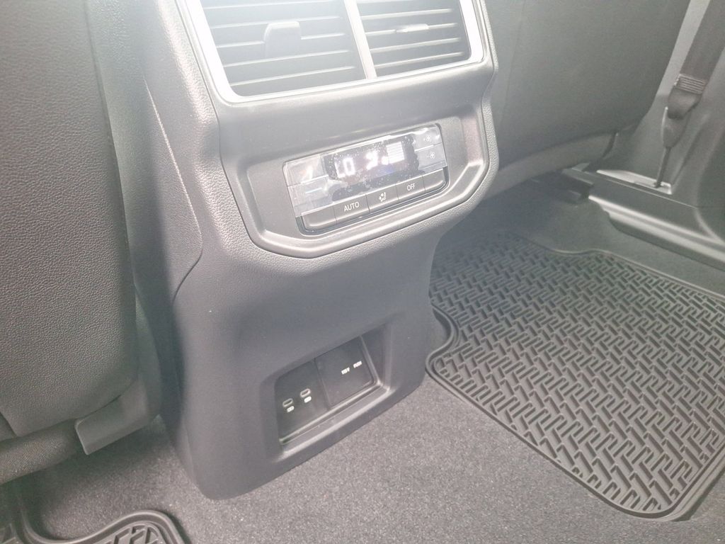 2025 Volkswagen Atlas Peak Edition SE photo 15