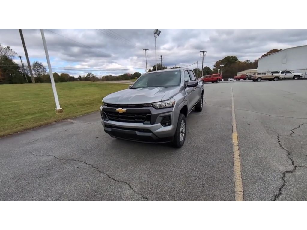 2024 Chevrolet Colorado LT photo 3