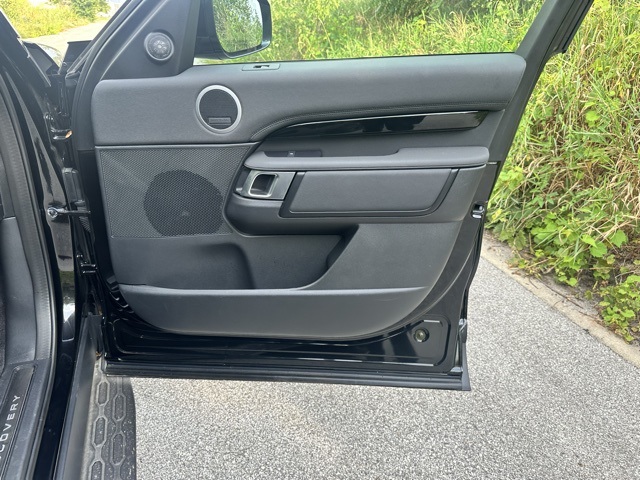 2025 Land Rover Discovery S photo 16