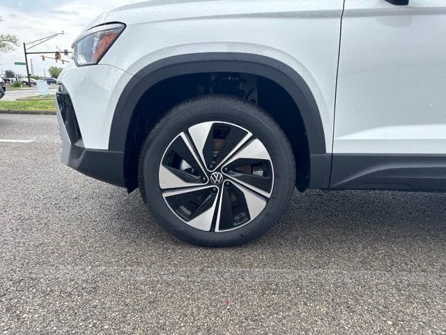 2025 Volkswagen Taos SE photo 3