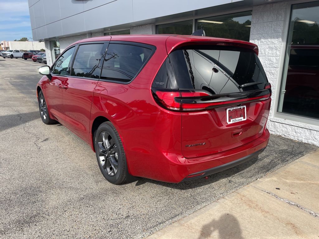 New 2026 Chrysler Pacifica Select Passenger Van in Greensburg