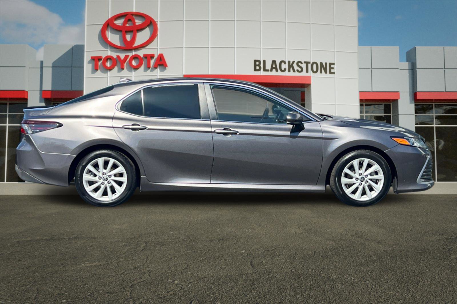 2022 Toyota Camry LE photo 2