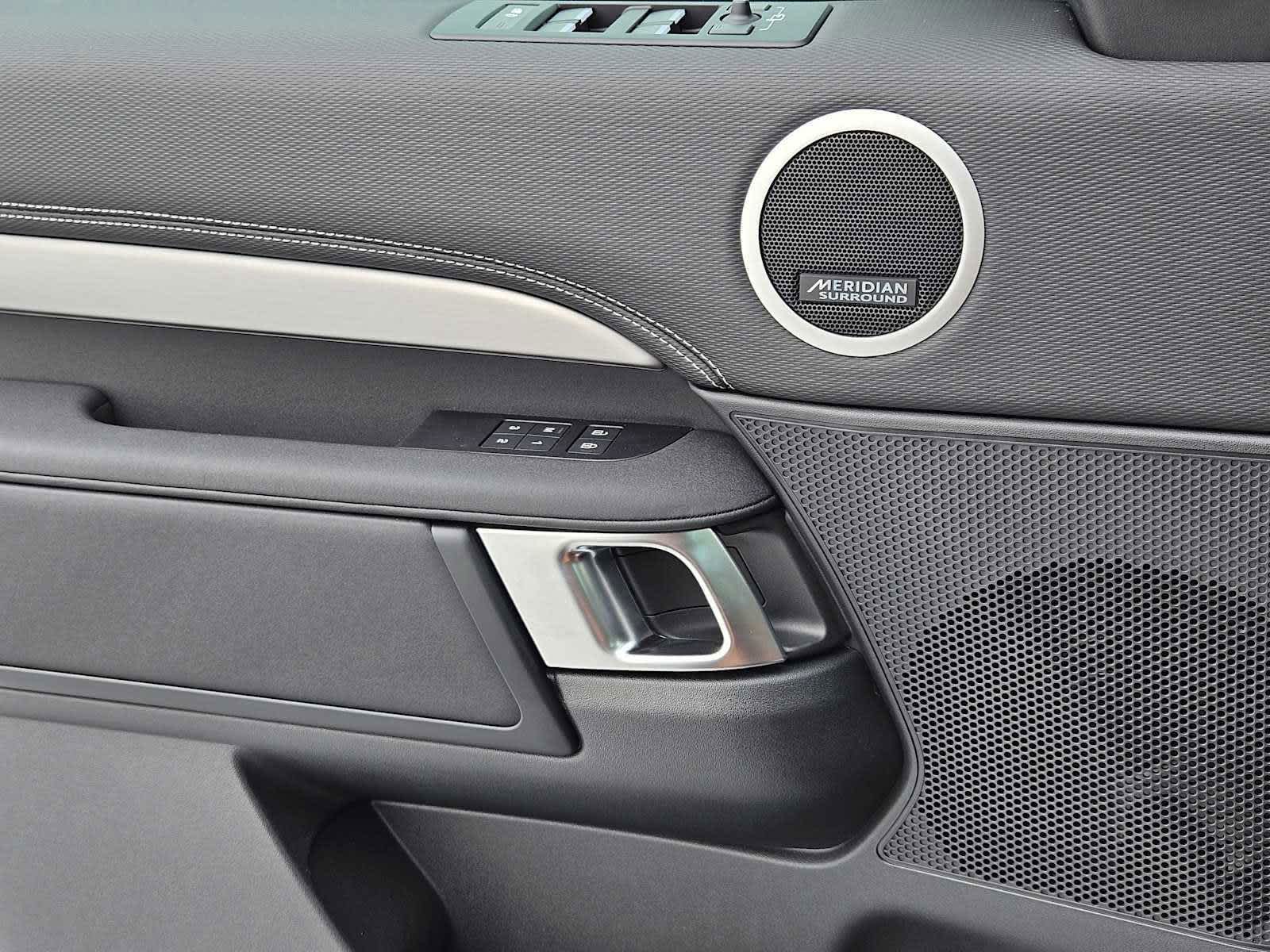 2025 Land Rover Discovery SE photo 21