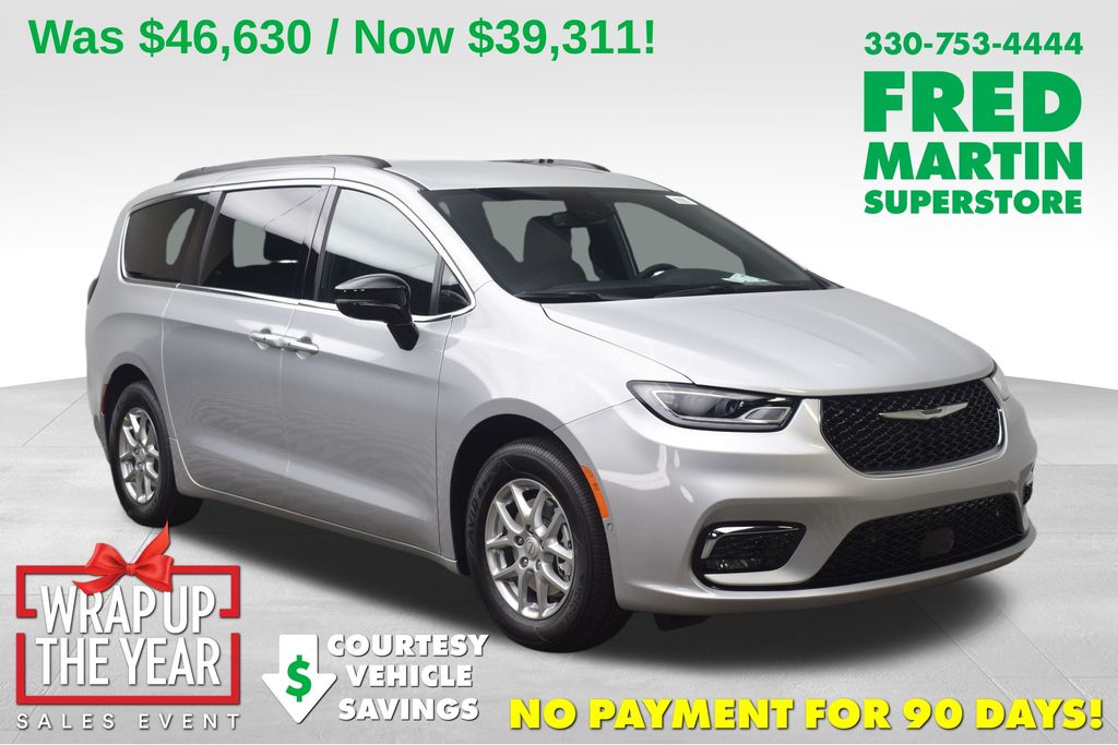 2026 Chrysler Pacifica Select's photo