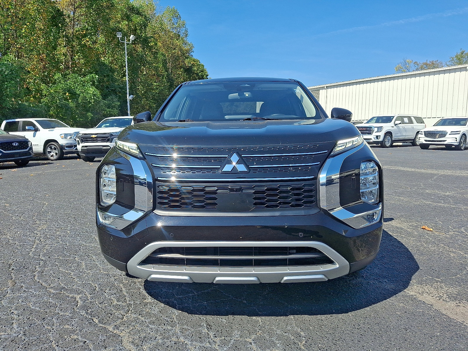 2024 Mitsubishi Outlander SE photo 2