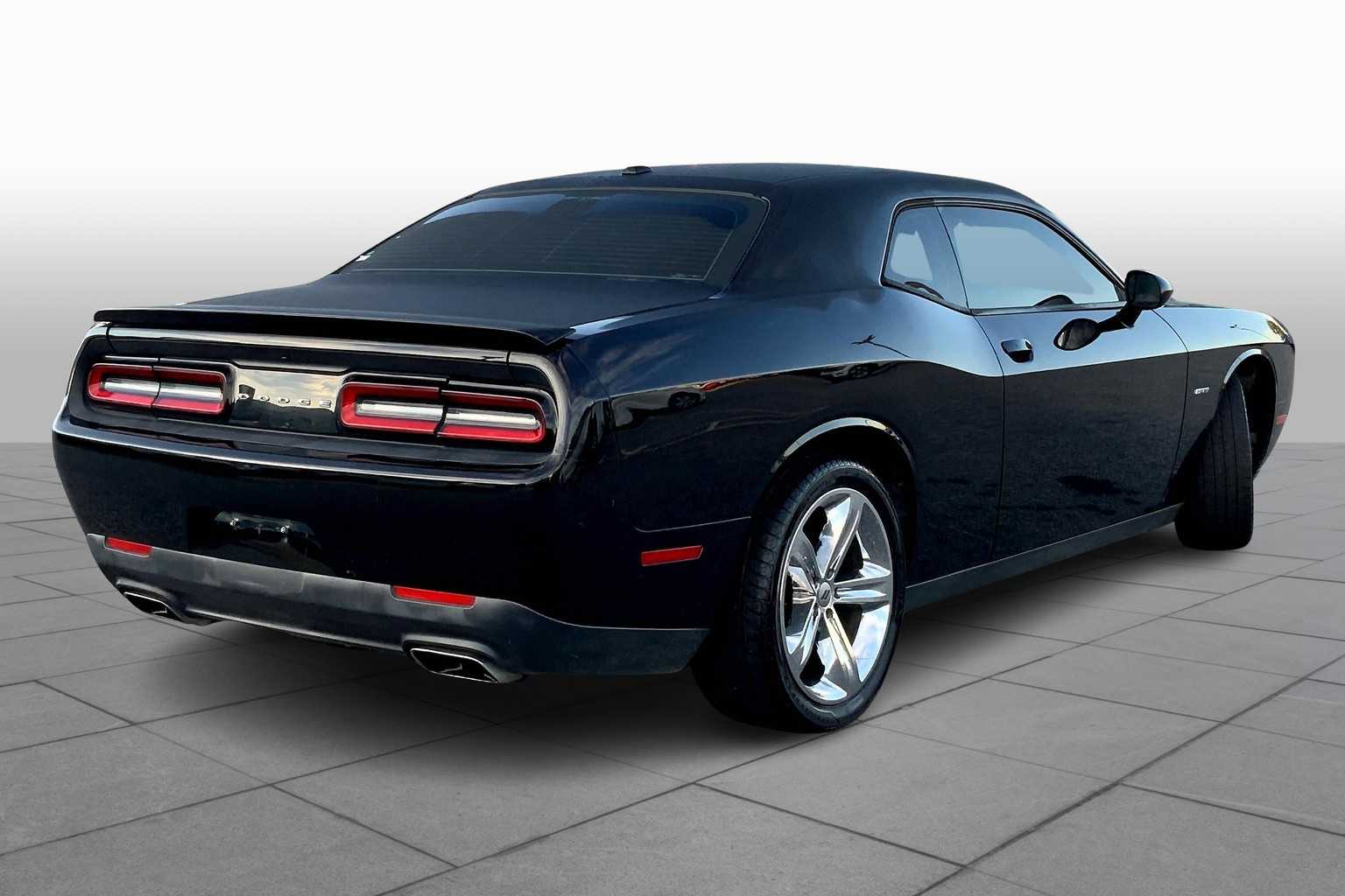 2017 Dodge Challenger R/T photo 11