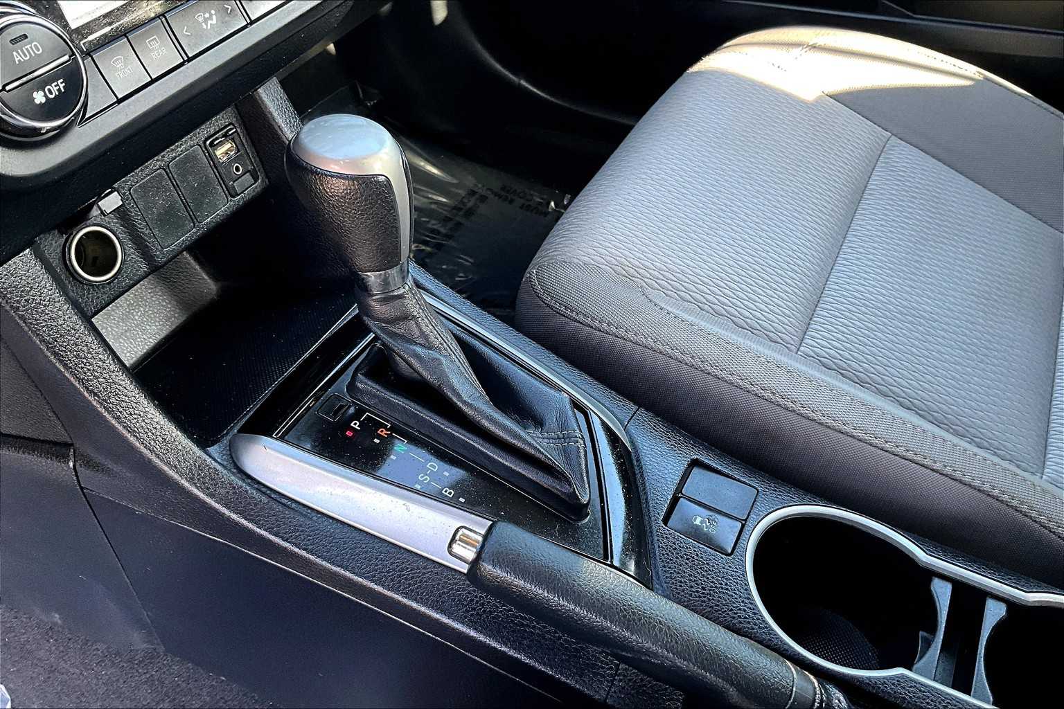 2014 Toyota Corolla LE photo 14