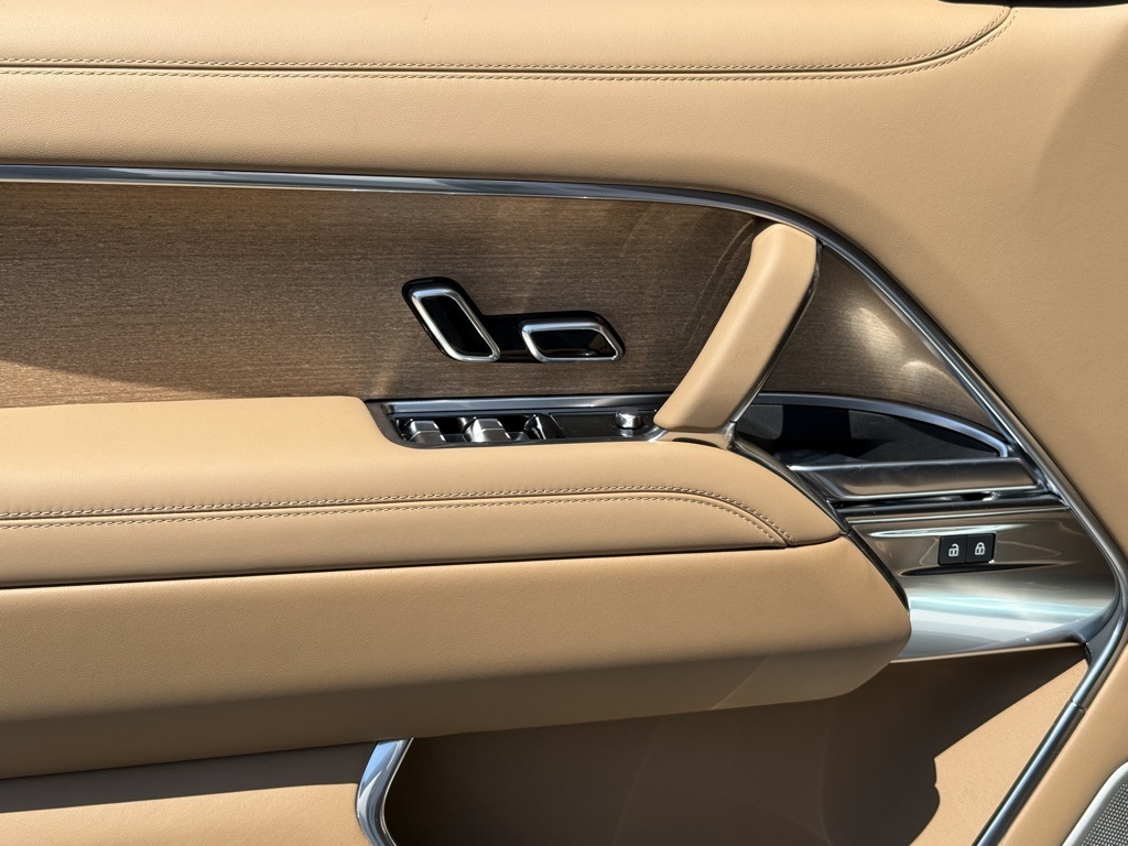2025 Land Rover Range Rover SV photo 8