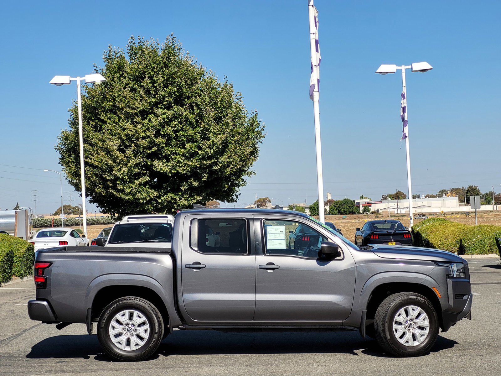 2023 Nissan Frontier SV photo 3