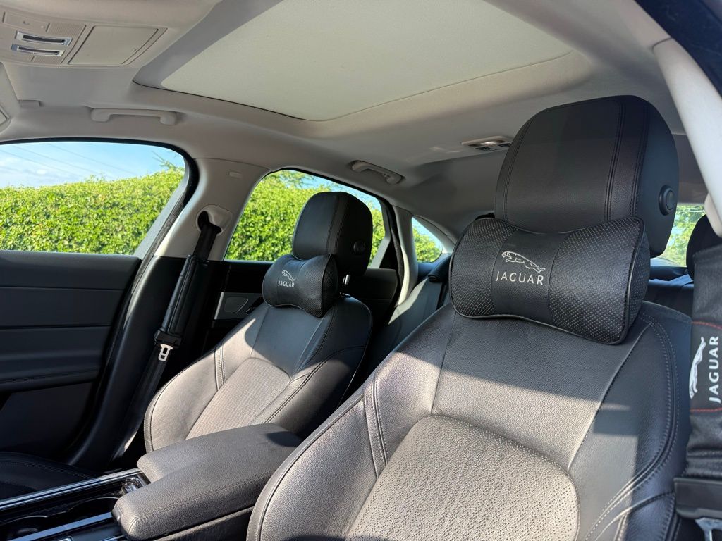 2017 Jaguar XF 35t Prestige photo 9
