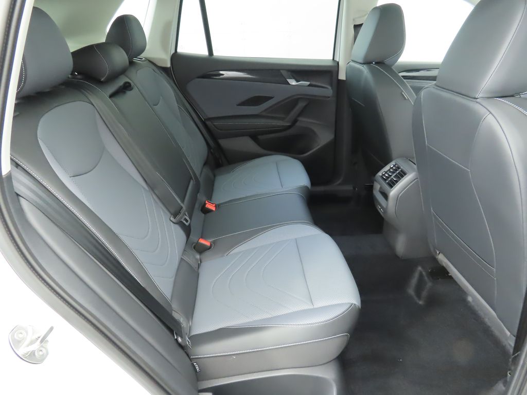 2025 Volkswagen Tiguan SE photo 23