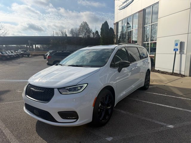 2026 Chrysler Pacifica Select's photo