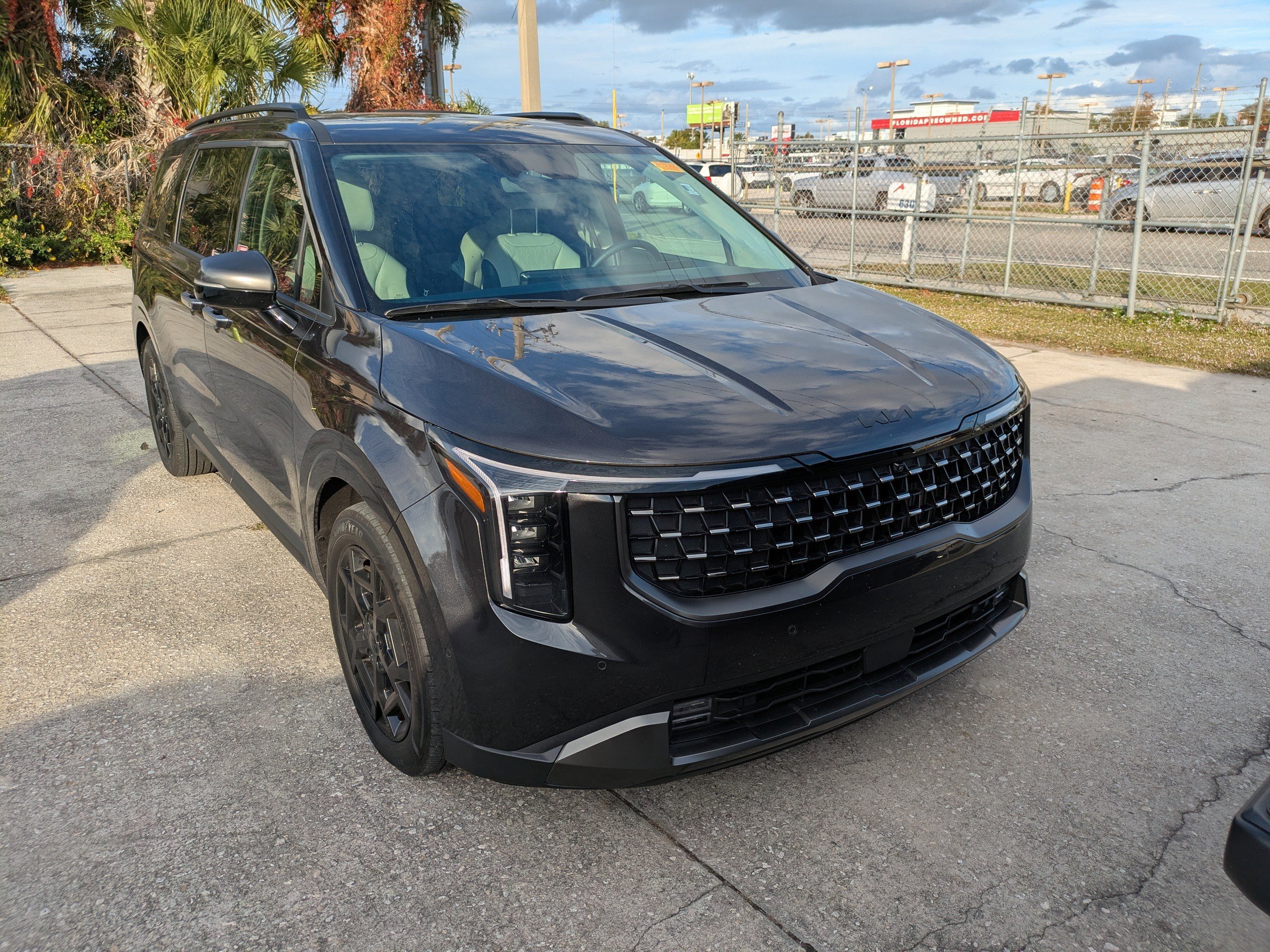 2025 Kia Carnival SX's photo