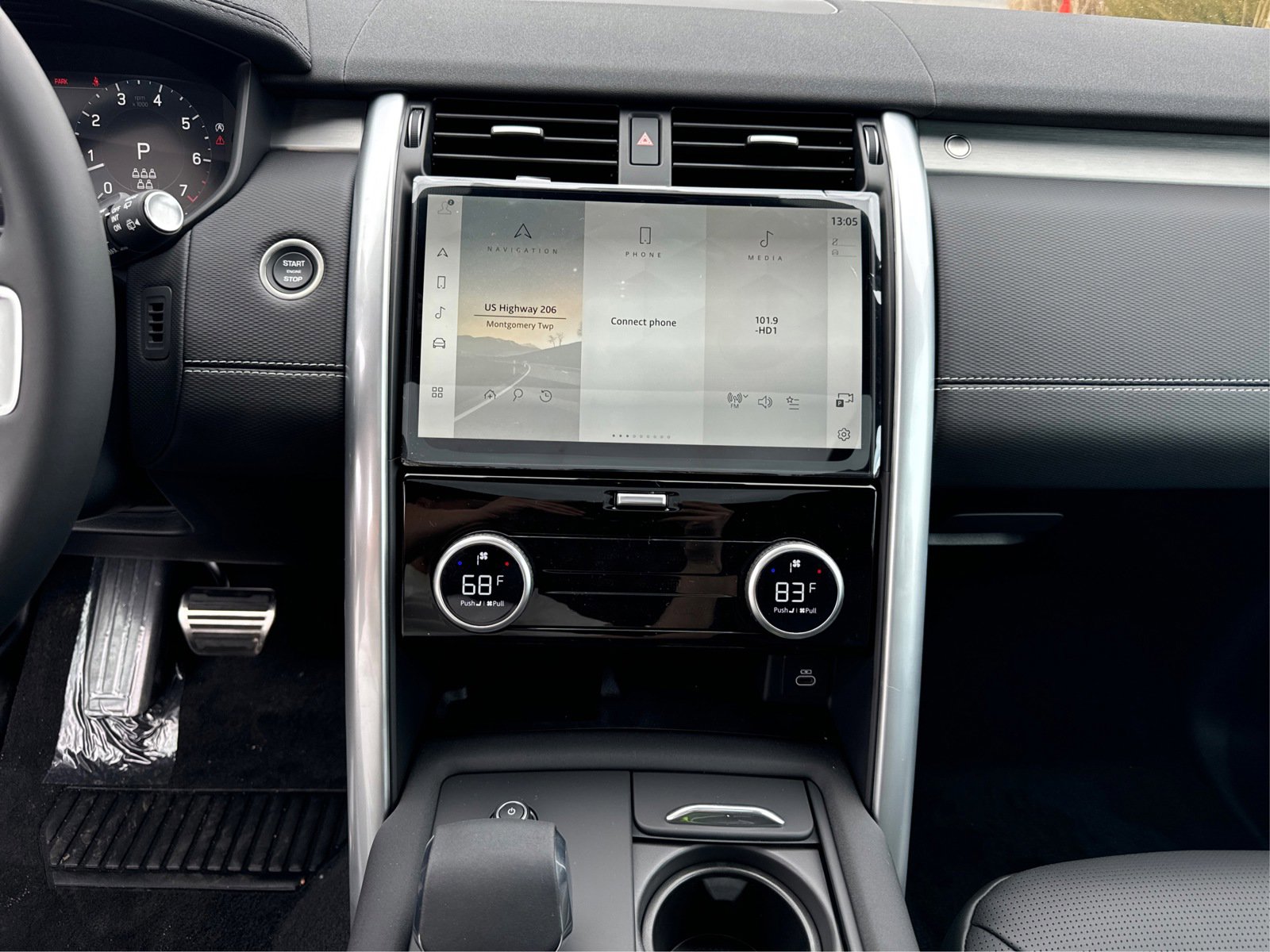 New 2025 Fuji White Land Rover Dynamic SE image 13