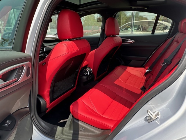 2025 Alfa Romeo Giulia Base photo 13