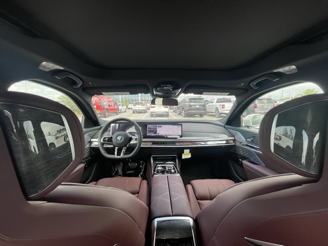 2026 Bmw 750e photo 12