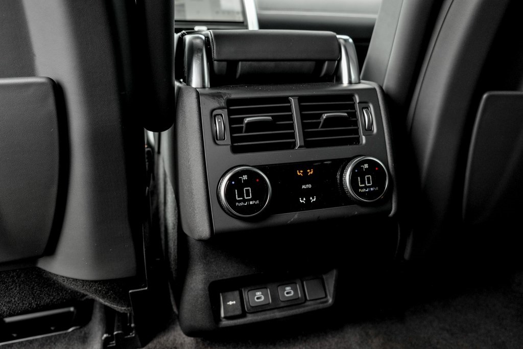 2025 Land Rover Discovery Metropolitan Edition photo 16