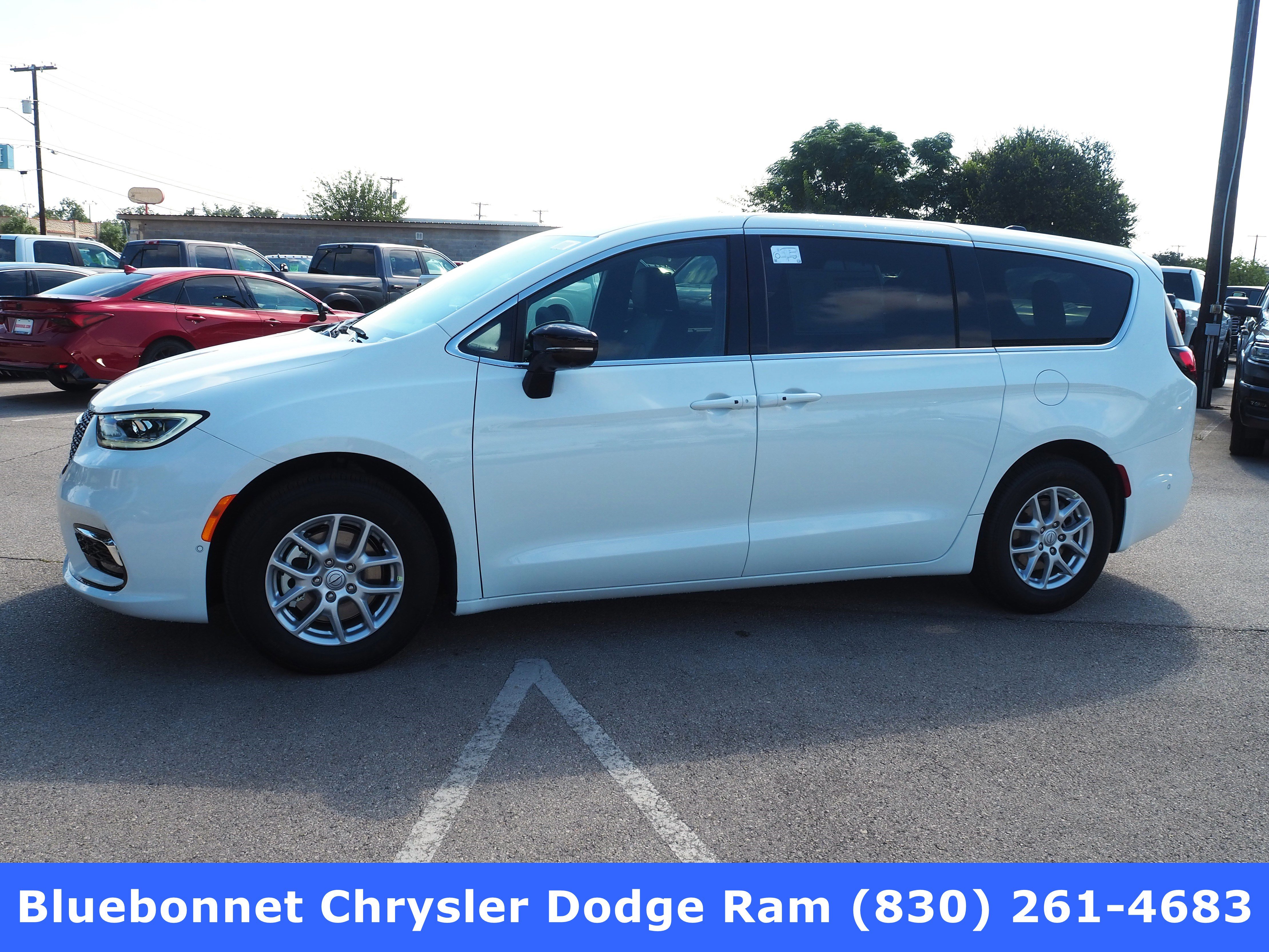 2025 Chrysler Pacifica Select's photo