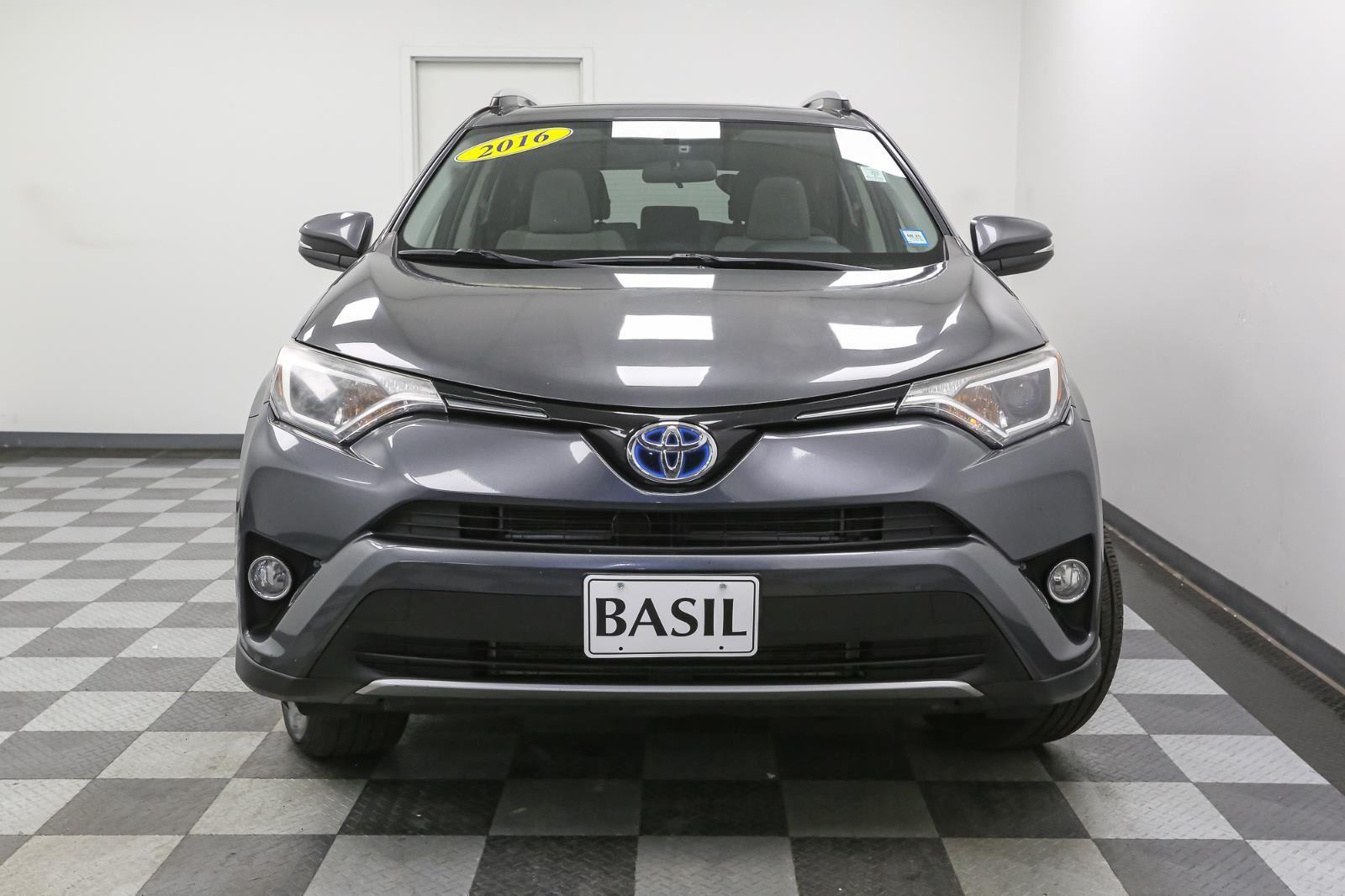 2016 Toyota RAV4 Hybrid XLE photo 3
