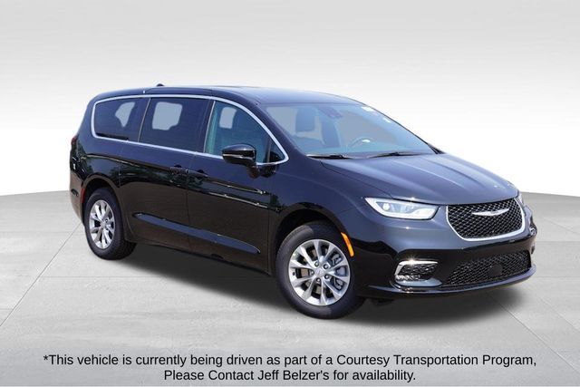 2025 Chrysler Pacifica Select's photo